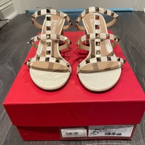 ROCKSTUD CALFSKIN LEATHER SLIDE SANDAL 60 MM